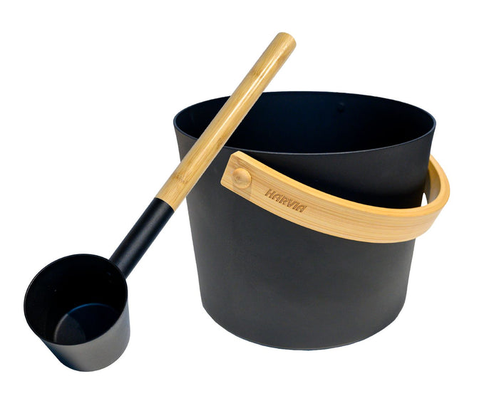 Schwarzer Saunakübel mit heller Holzkelle