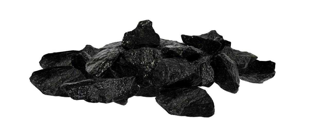 Schwarze gebrochene Vulkanit-Saunasteine von Harvia auf weißem Hintergrund