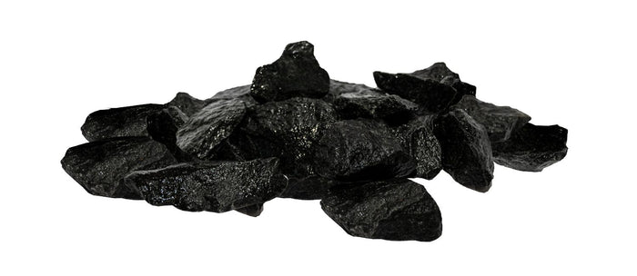 Schwarze gebrochene Vulkanit-Saunasteine von Harvia auf weißem Hintergrund