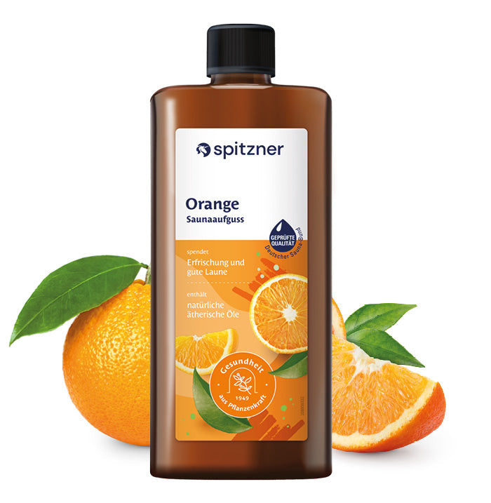 Braune 1-Liter-Flasche Spitzner Saunaaufguss Orange neben ganzen und aufgeschnittenen Orangen